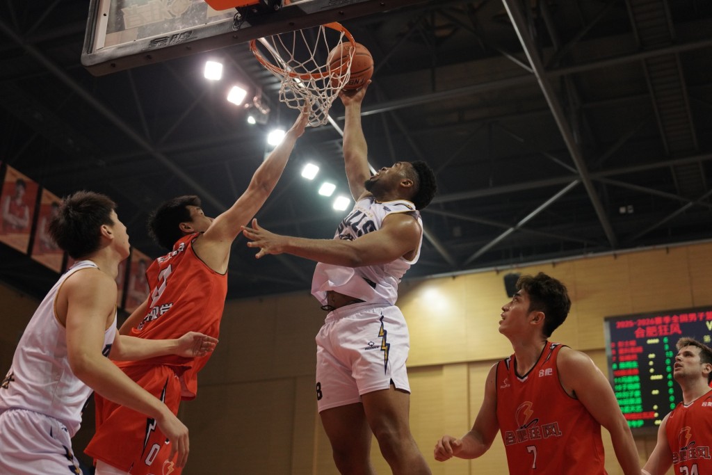 阿諾斯克攻入全隊最⾼的15分，另交出9個籃板。香港金牛圖片