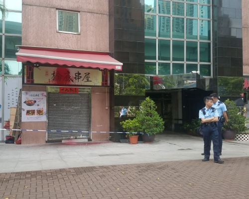 小食店的招牌及地上沾上油漬。