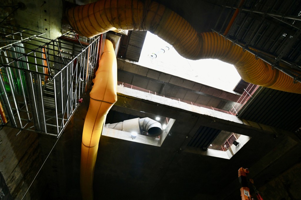 李嘉良稱,團隊採用逐層向下挖掘及建造大堂、月台,令工程可同時進行多項工序。 李嘉良稱,團隊採用逐層向下挖掘及建造大堂、月台,令工程可同時進行多項工序。