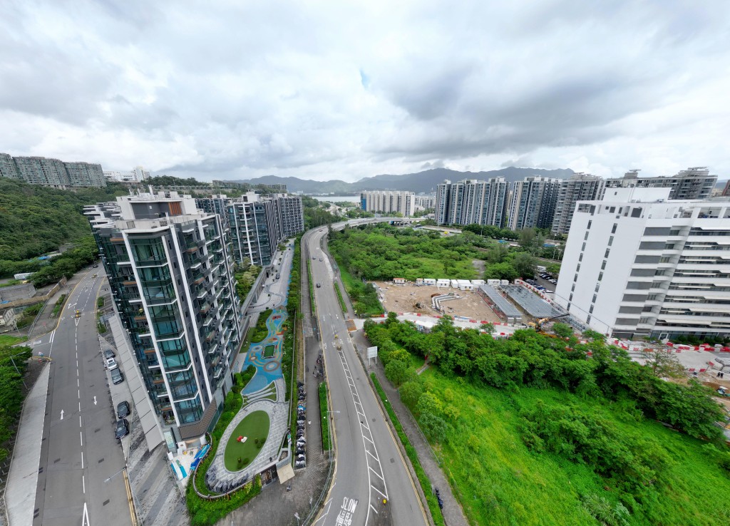 新車站預計將落戶於香港中文大學羅桂祥綜合生物醫學大樓附近,私人屋苑「嘉熙」的對面土地。伍明輝攝 新車站預計將落戶於香港中文大學羅桂祥綜合生物醫學大樓附近,私人屋苑「嘉熙」的對面土地。伍明輝攝