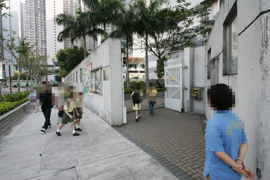校方稱讓學生體驗大型體育盛事的熱烈氣氛,培養體育精神,並促進家校合作與親子關係。 校方稱讓學生體驗大型體育盛事的熱烈氣氛,培養體育精神,並促進家校合作與親子關係。