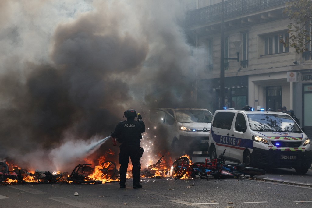 巴黎上周六爆发暴乱，街头如战场，有单车遭暴徒緃火。路透社