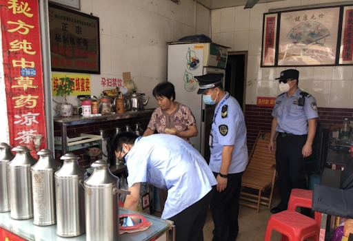 廣東當局不時到涼茶店驗查茶水是否有違法添加。