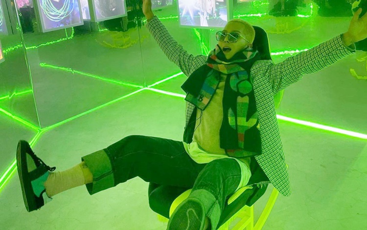 Mino出席新專輯展覽活動。