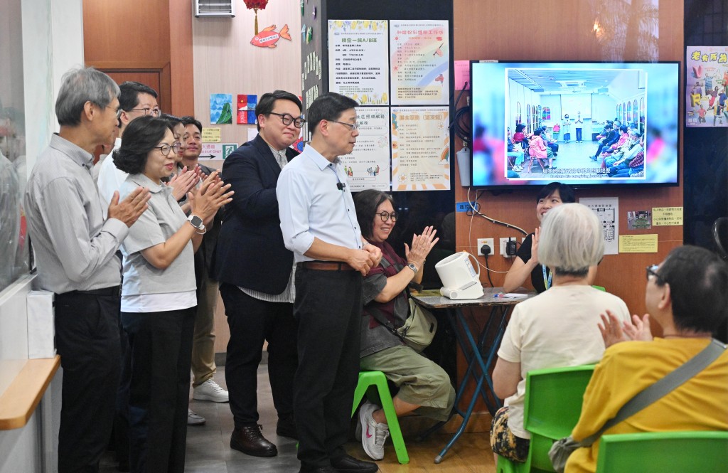 李家超在到万国宣道浸信会元洲邨浸信会耆乐中心探访。