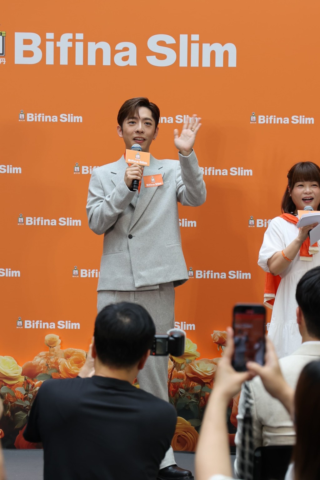 Edan透露將會離開香港幾個星期進行拍攝工作，並已開始準備個人演唱會。