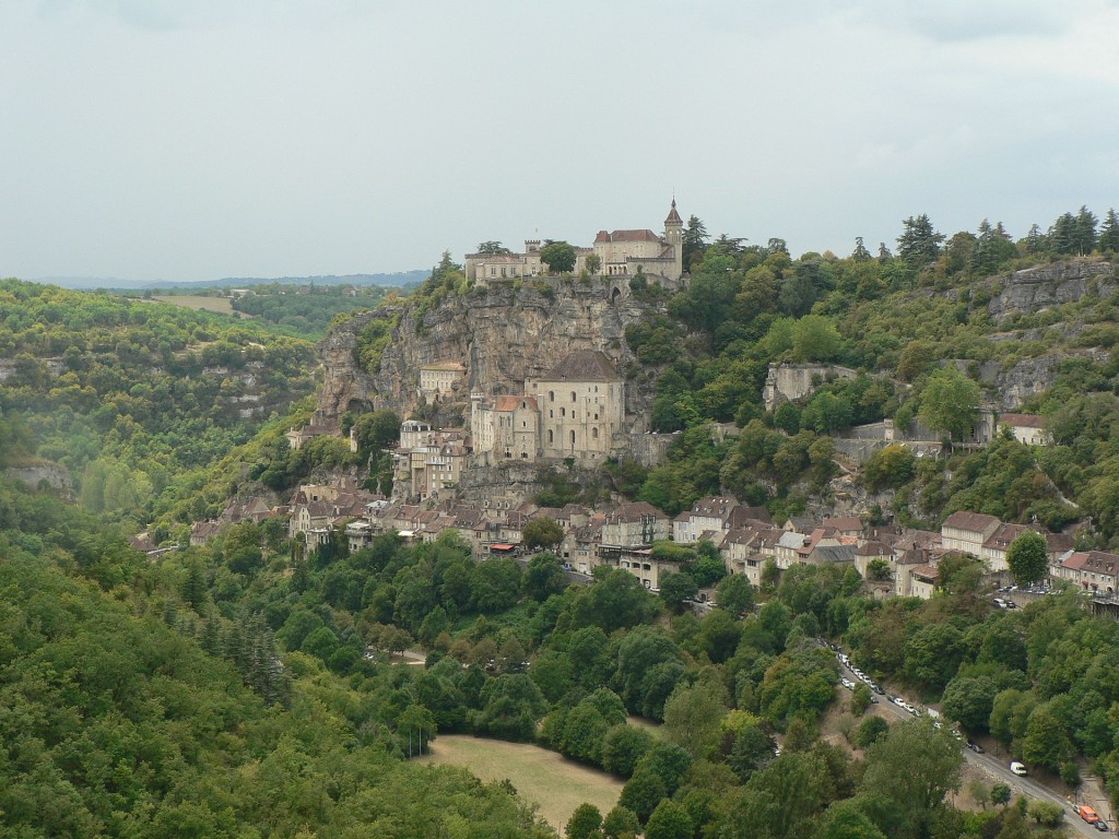 中世纪小镇罗卡马杜尔（Rocamadour）。 Wikimedia Commons