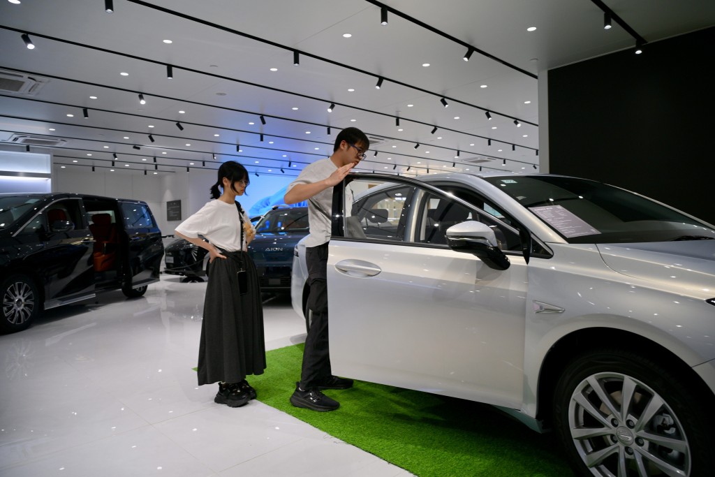 不少買家在「一換一」計劃明日「死線」前選購電動車。 不少買家在「一換一」計劃明日「死線」前選購電動車。