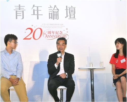 梁振英(中)在深圳出席香港中華出入口商會主辦的「尋根追夢.同心同行」青年論壇。