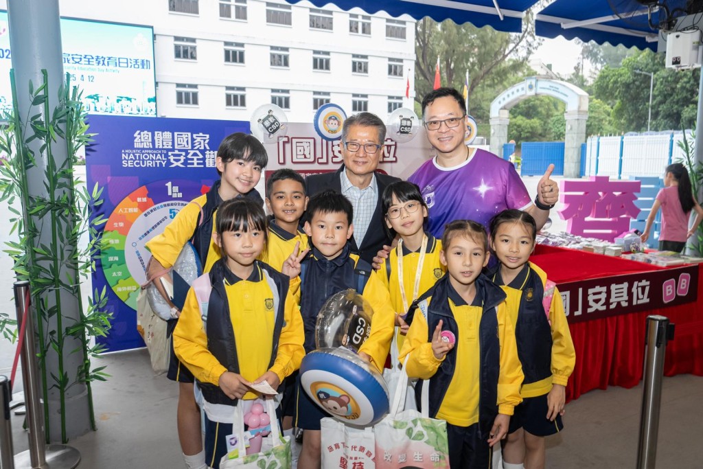 財政司司長陳茂波(後排右二)和懲教署署長黃國興(後排右一)與學生合照。政府新聞處圖片 財政司司長陳茂波(後排右二)和懲教署署長黃國興(後排右一)與學生合照。政府新聞處圖片