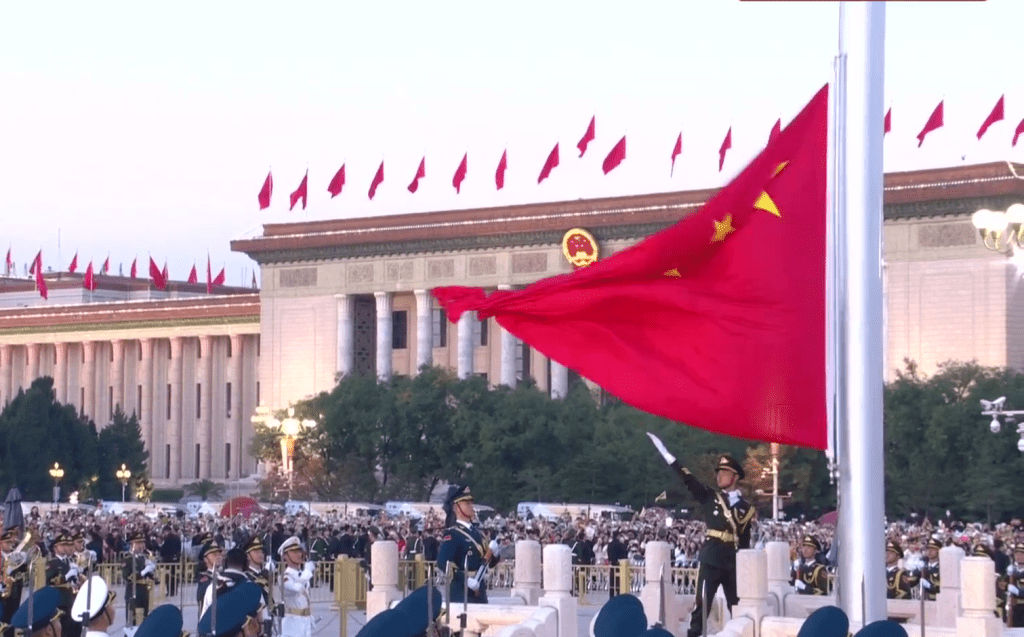 國慶天安門廣場舉行升國旗儀式。 央視截圖