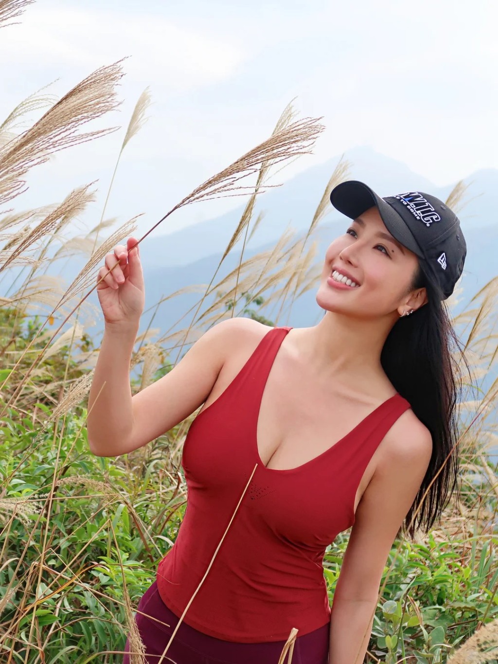 崔碧珈手持芒草甜笑仰望,畫面美得像一幅畫。 崔碧珈手持芒草甜笑仰望,畫面美得像一幅畫。