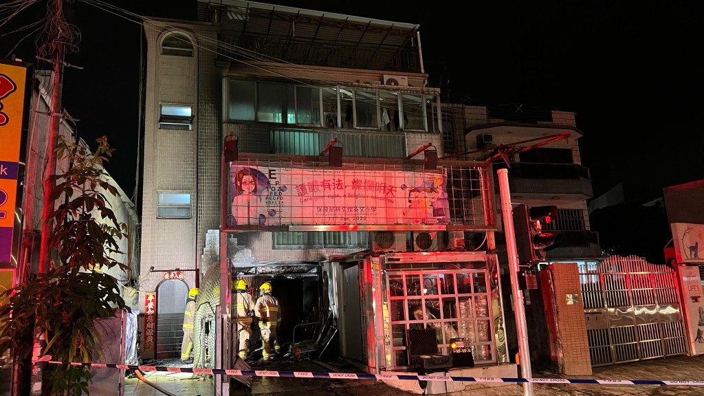 錦田村屋外電單車起火 4名居民天台求救 消防救出
