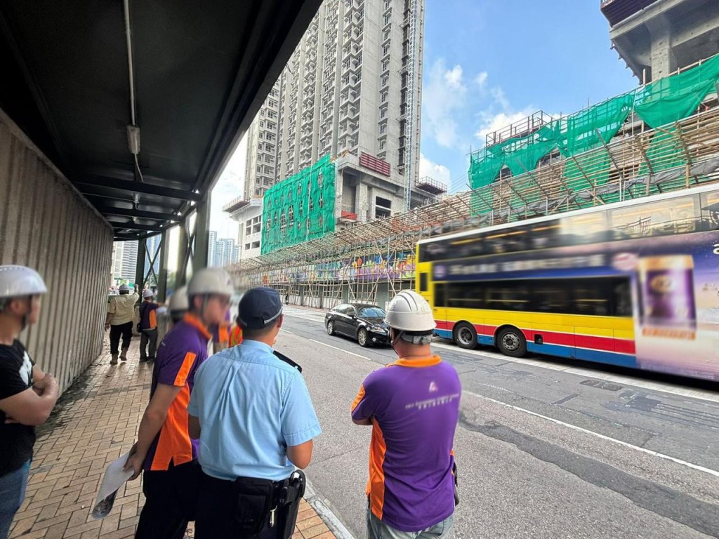 前線警務人員今日與政府各部門走訪低窪地區及村落,進行防風宣傳,協助有需要人士做好防風措施。香港警察fb圖片 前線警務人員今日與政府各部門走訪低窪地區及村落,進行防風宣傳,協助有需要人士做好防風措施。香港警察fb圖片