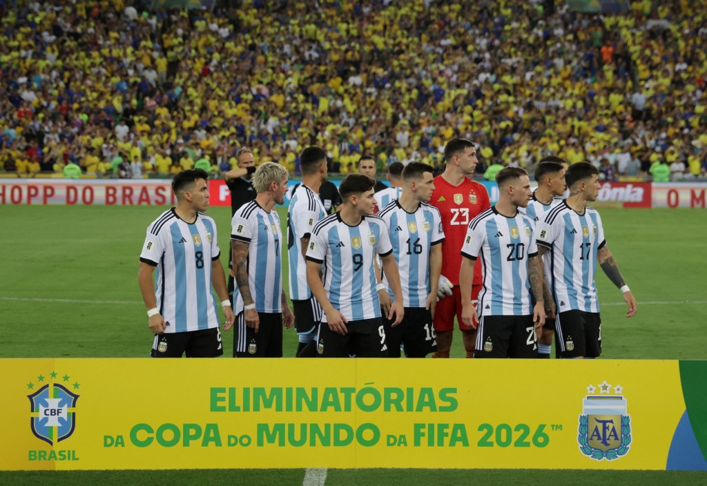 在开赛前播国歌时，巴西和阿根廷球迷爆发冲突，阿根廷球员都望向看台。路透社