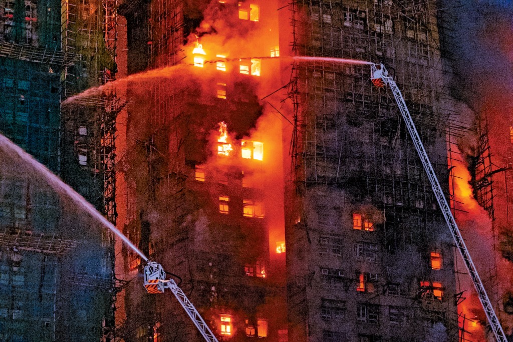 受道路寬度限制無法打開支撐腳架，消防無法使用100米高雲梯車。