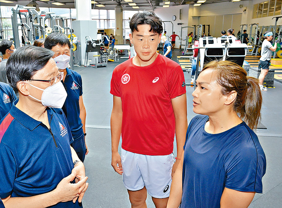 特首李家超到體育學院參觀,期間與「牛下女車神」李慧詩交流。