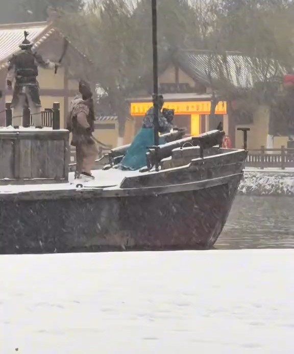 開封清明上河圖景區劇情推進到關鍵處，演員要跳入冰冷的水中。抖音@迪迦來也