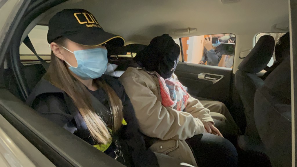 海关拘捕两名涉嫌贩毒的抵港外籍女子。杨伟亨摄