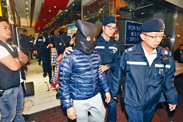 警方「犂庭掃穴」行動，在尖沙嘴區拘捕一批不法分子。