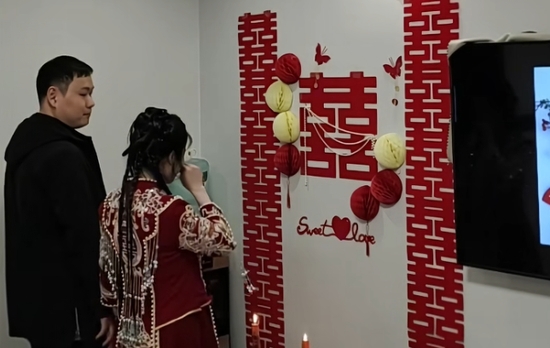 無彩禮、無司儀、無伴郎伴娘,摒棄複雜儀式。 無彩禮、無司儀、無伴郎伴娘,摒棄複雜儀式。