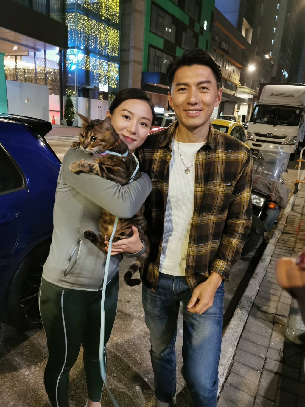 可愛豹貓劇組人員帶可愛豹貓探班,令攰到爆嘅袁偉豪、王敏奕心情大靚。