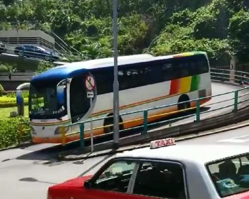 旅遊巴終於離開。網民Ho Po Yee Billy影片截圖