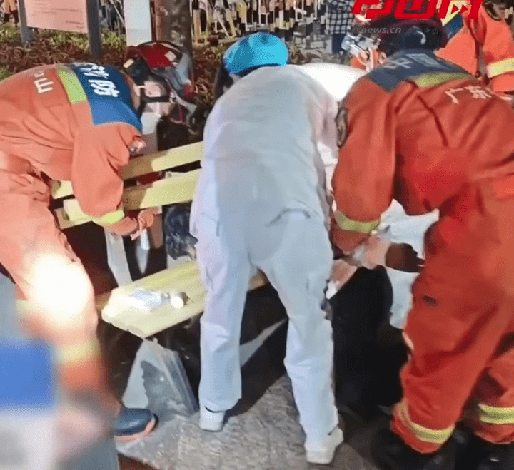 醉漢頭部卡長椅20cm縫隙，消防員出動拆椅營救。 抖音