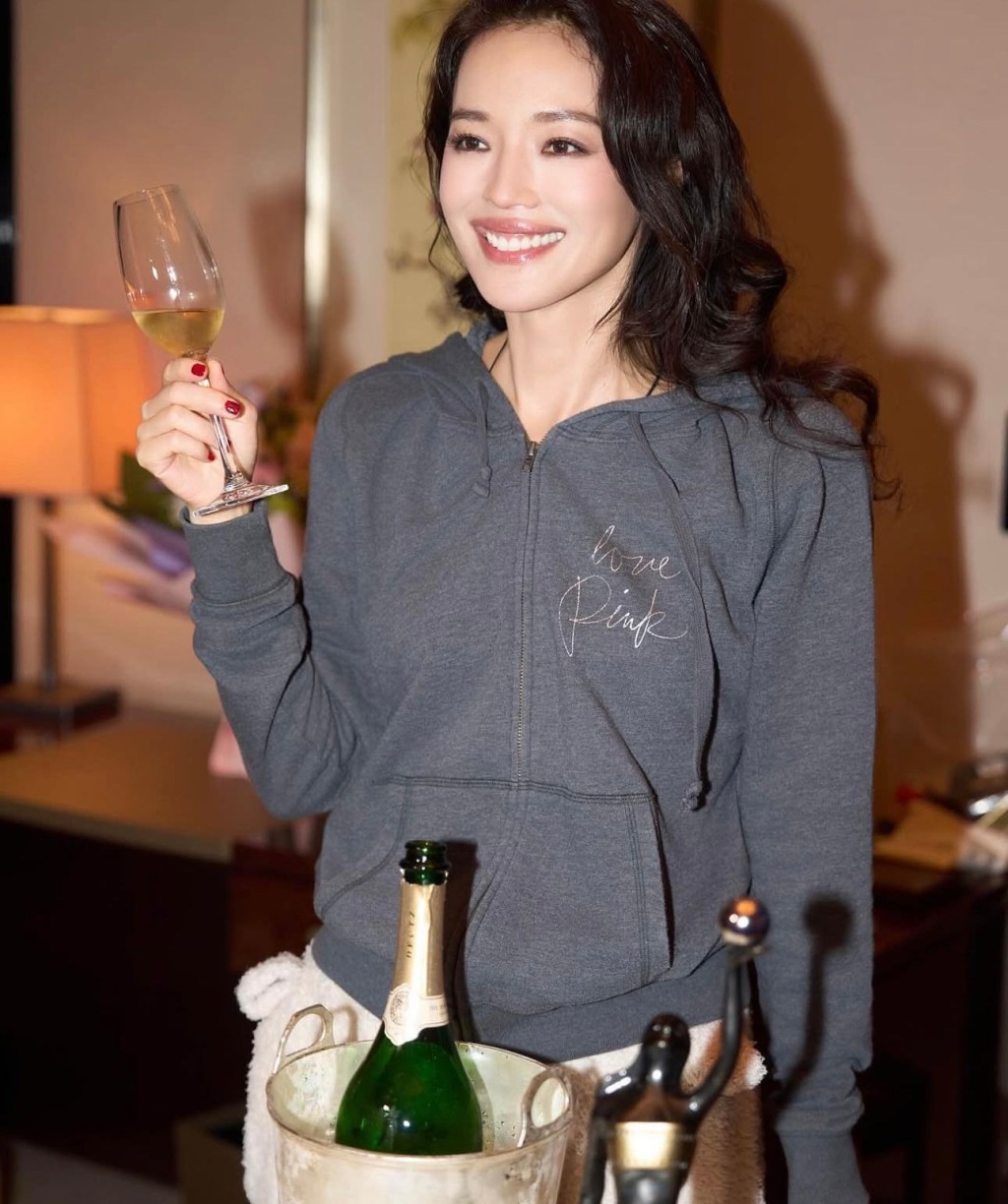 舒淇在社交網分享多張幕後花絮照片。