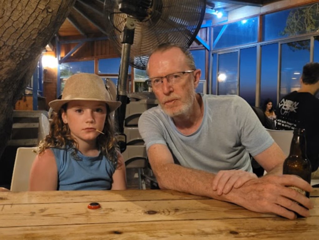 艾蜜莉與父親湯馬斯的生活照。