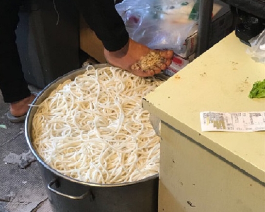 大連一間美團外賣米線的餐廳被揭有員工赤腳踩米線。