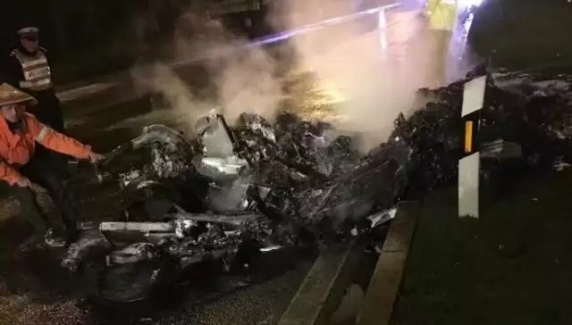 跑車被燒成只剩一堆焦炭。圖:騰訊