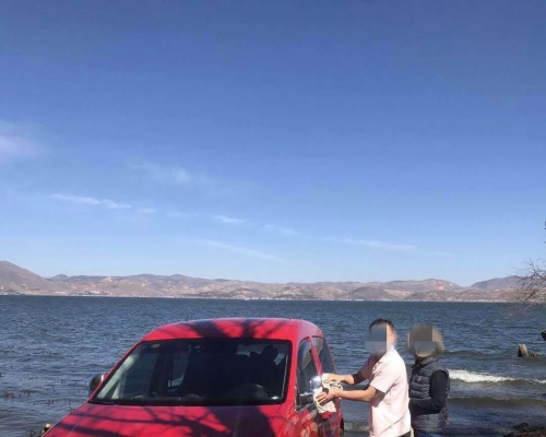 張男自駕至大理遊玩時在大理洱海邊洗車相被人拍下放上網。