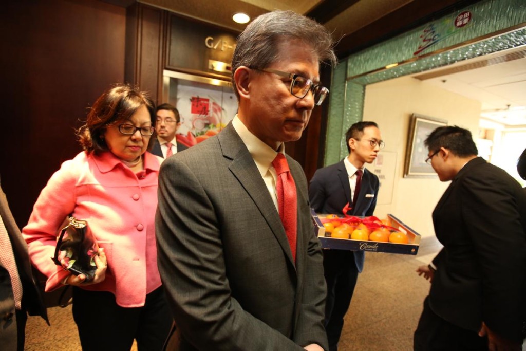 粉紅色衫為羅嘉瑞太太, 手捧生果的是羅鷹瑞兒子