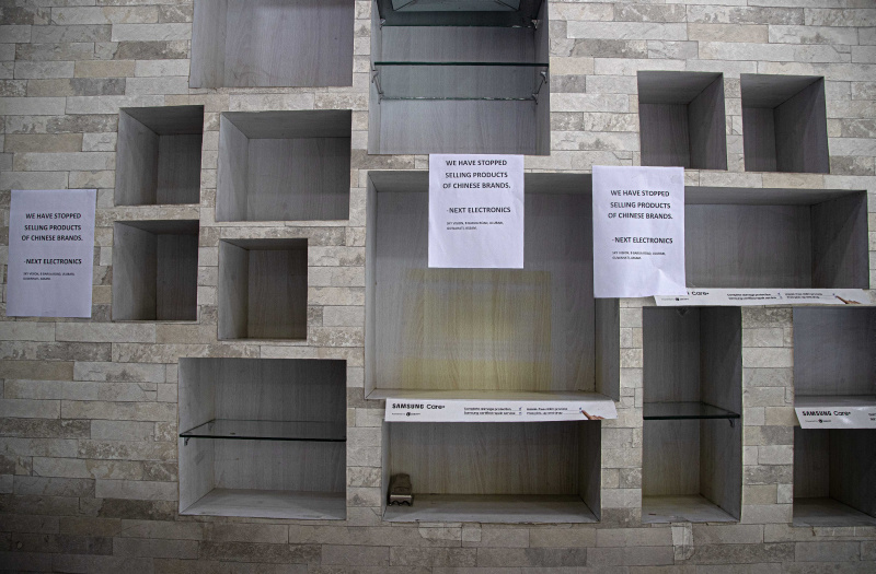 印度有商户将中国制的电子产品下架。AP图