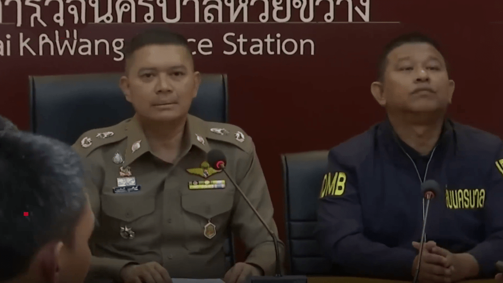泰国警方在新闻发布会上表示，疑犯已潜逃至柬埔寨，泰国警方正搜集证据并协调签发红色逮捕令。