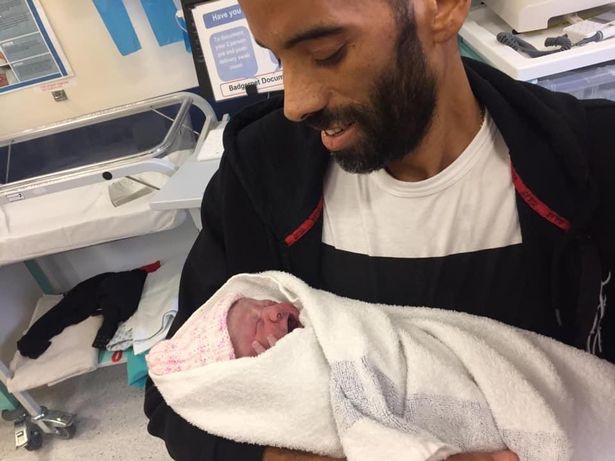 Jamie終於抱到女兒。網圖