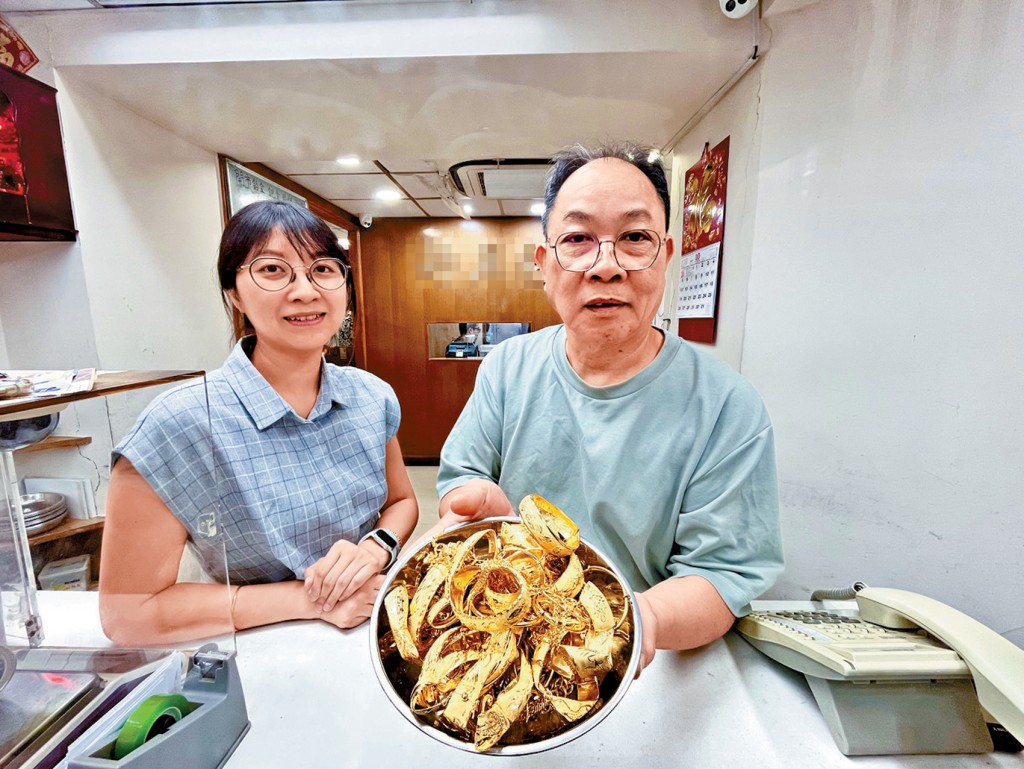 近日金價升至歷史高位，江延林及女兒江敏琪忙於打理金店業務。