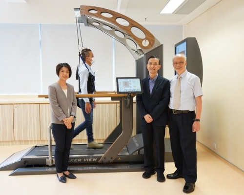 健康科學院助理教授蔡靜雯博士（左一）補充：「隨着人口老化及物理治療服務範圍越趨普及和廣泛，包括基層醫療、健康生活、預防疾病、運動治療和指導，遙距復康等，社會對物理治療的需求十分殷切，所以物理治療師的就業前景相當樂觀。」