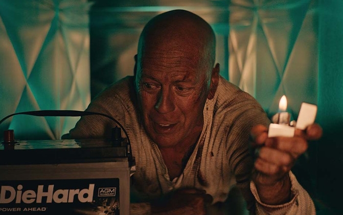 布斯再演John McClane，為汽車電池賣廣告。