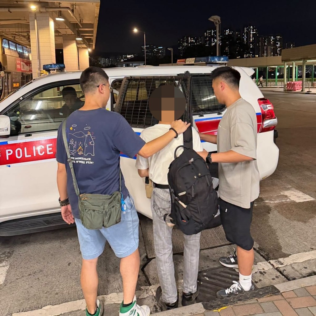 被捕56歲男子正被扣查。FB:葵青警區 被捕56歲男子正被扣查。FB:葵青警區