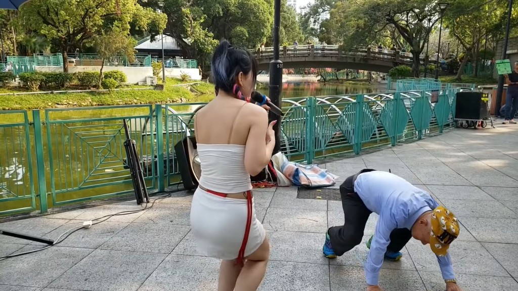 娜娜2019年在屯门公园劲歌热舞的影片当时在网上广传，令两人成为网络红人！