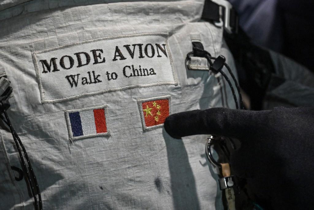 法國人Loic Voisot和Benjamin Humblot成功徒步抵達上海。法新社