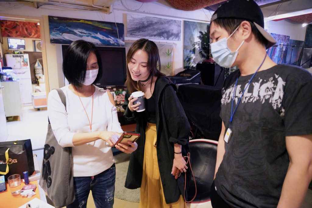 录音工作接近尾声时，Paul的爱妻朱茵亦亲临现场探班。