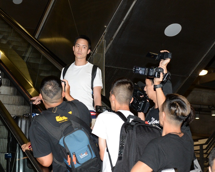 前年爆出恋情后，二人外游返港，石恒聪被记者追访。