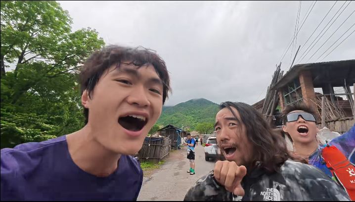 朱勇（中）赛前的干净模样。抖音