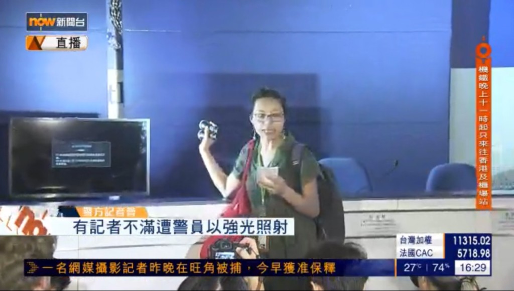 一名女記者人士抗議警方使用過度武力。NOW新聞截圖