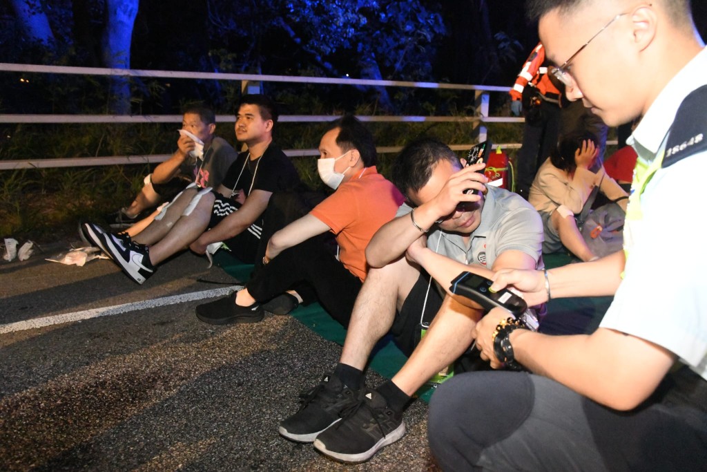 車禍後，多名乘客坐在路邊。黎志偉攝