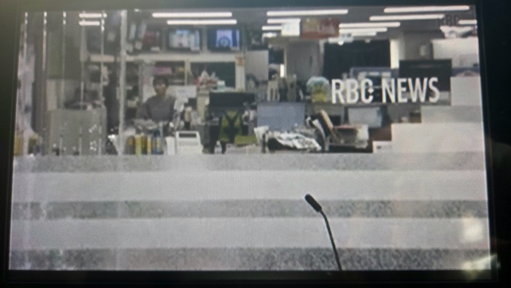 琉球放送發生放送事故，錯誤播出沒有主播的新聞畫面。 X@ @100yenshoplove_