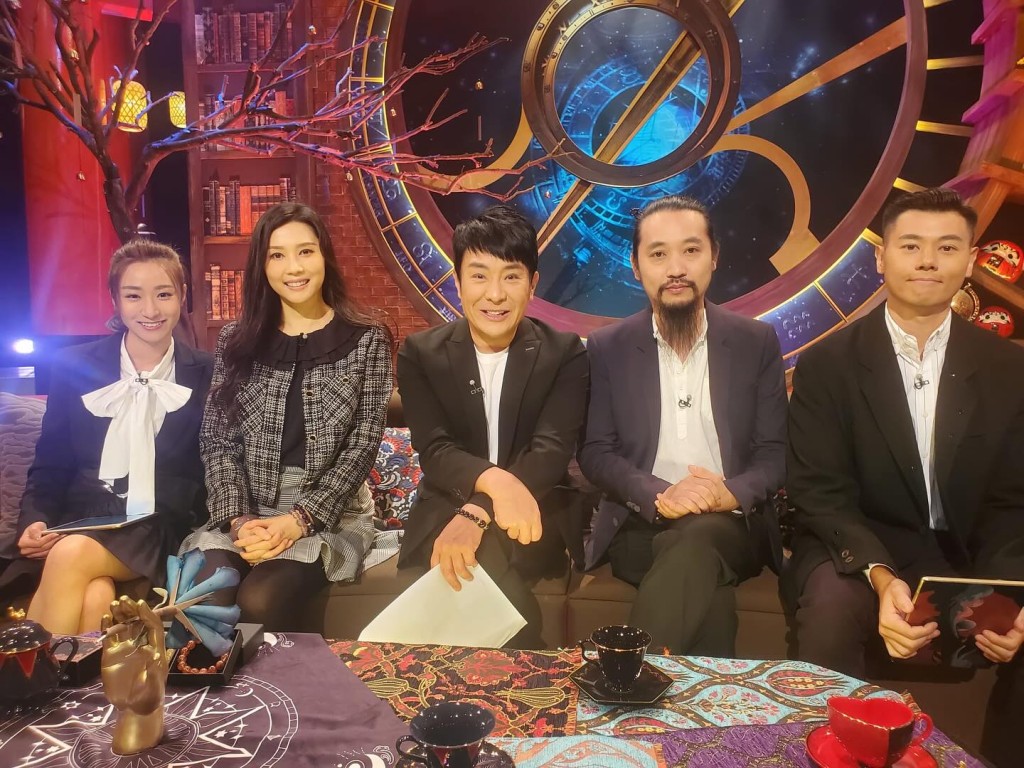 罗泳娴为塔罗牌占卜师，并开设塔罗水晶店做老板，最近亦有上梁思浩的TVB节目《直播灵接触》。